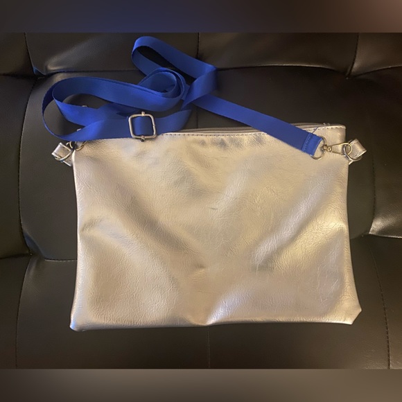 Stylist statement bag with detachable blue strap - Picture 4 of 6